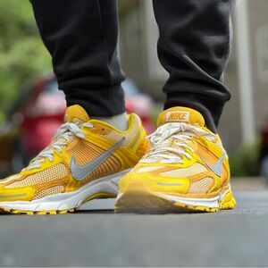 Yellow ochre. Worn 2x. Very comfortable shoes.